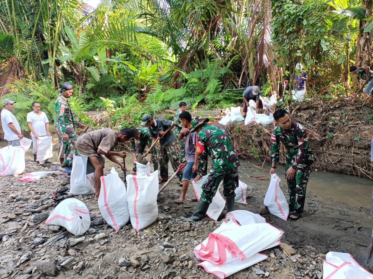 Satgas Yonarmed Kostrad Bantu Warga Dirikan Tanggul Sungai di Ambon