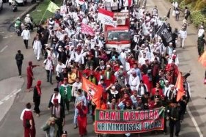 Kawal Periksaan Rizieq, Massa FPI Long March dari Al Azhar ke Polda Metro Jaya