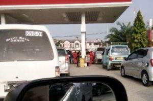 Pengisian Gerigen Marak, SPBU Pangkalan Kerinci Kota Antri