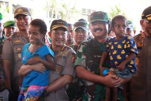 Panglima TNI Tinjau Posko Pengungsi Korban Bencana Banjir di Sentani