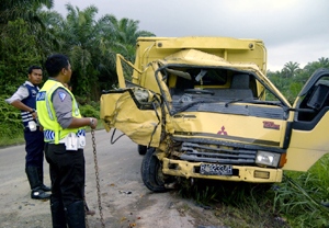 2 Truk Laga Kambing Di KM 54 Jalintim, Korban Masuk RS