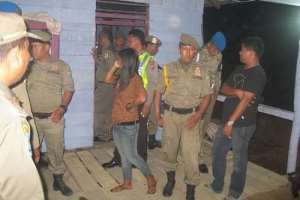 Satpol PP Pelalawan Kecolongan Plang Nama Alfamart Belum Miliki Izin