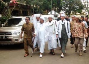 Rizieq Shihab dan Kuasa Hukumnya Tiba di Reskrimum Polda Jabar