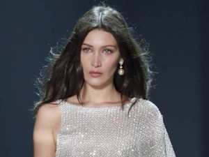 Bella Hadid Kutuk Donald Trump