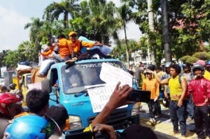 Demo Sampah, Ratusan Buruh Angkut Dirikan Tenda di Balaikota Pekanbaru