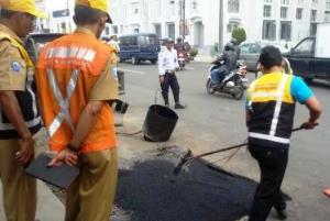 UPT Bina Marga Kota Bandung Tambal Lubang-lubang