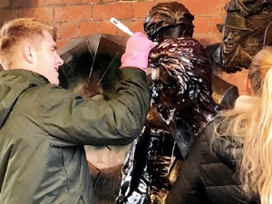 Patung David Bowie Dirusak