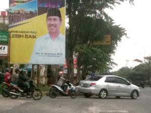 Owalah... Spanduk Balongub Syamsuar Ditumpukan Sampah